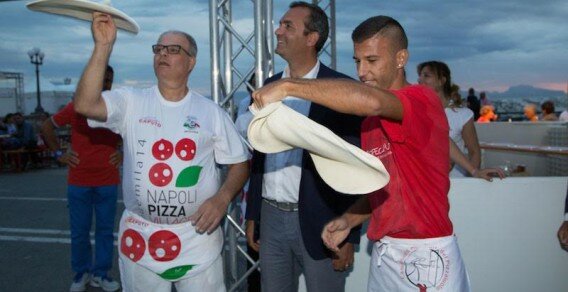 Il sindaco Luigi de Magistris tra due pizzaioli-giocolieri dell'evento