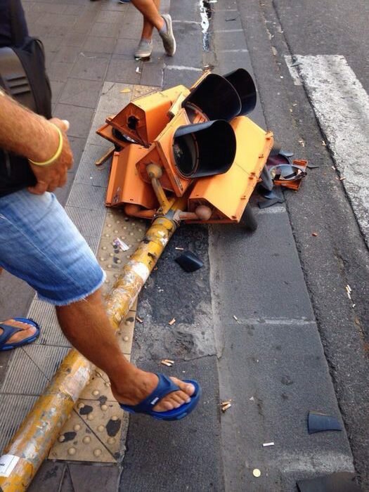 Semaforo cade su marciapiede a Napoli