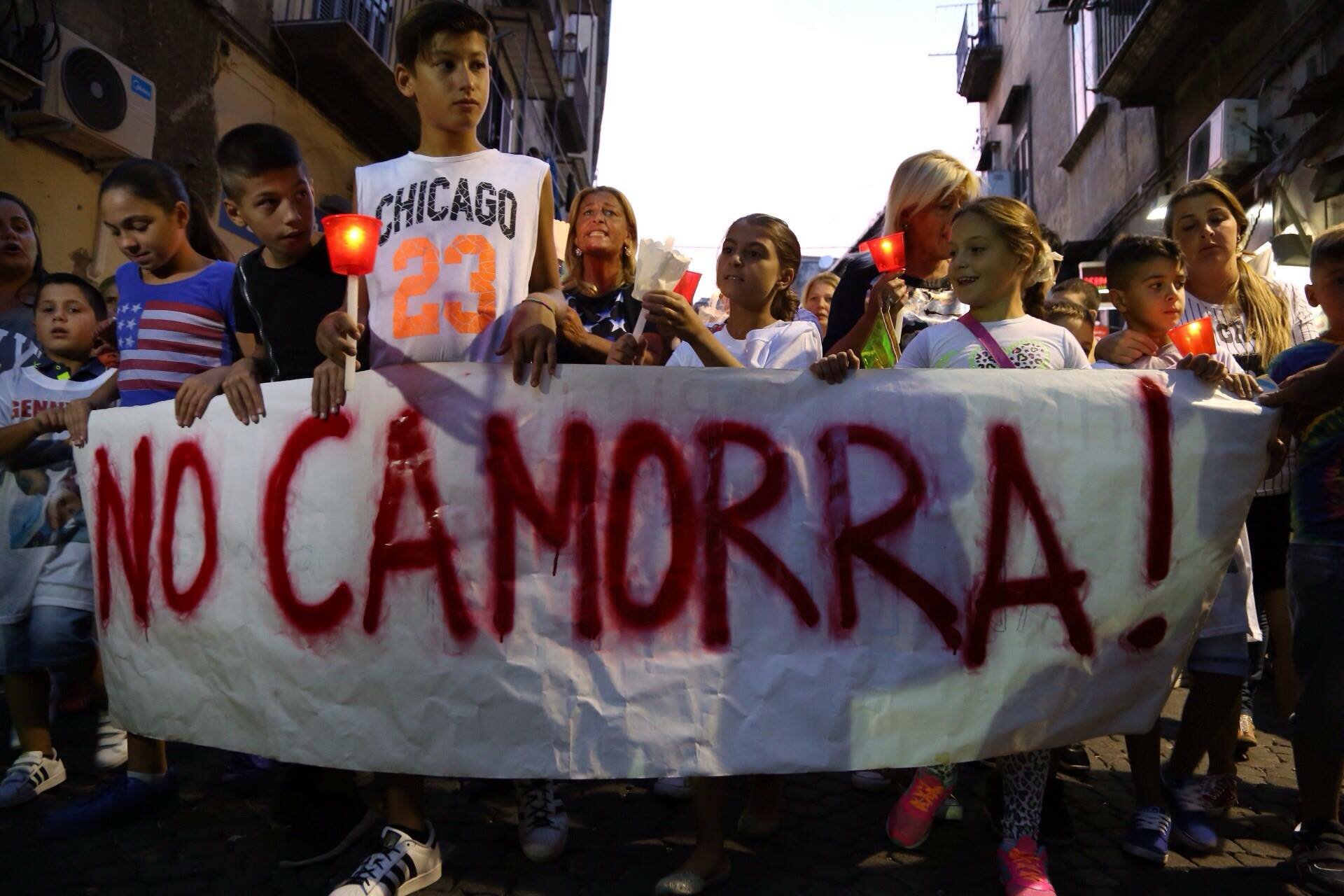 I bambini del Rione Sanità alzano lo striscione "No camorra!" durante la fiaccolata in ricordo di Genny Cesarano