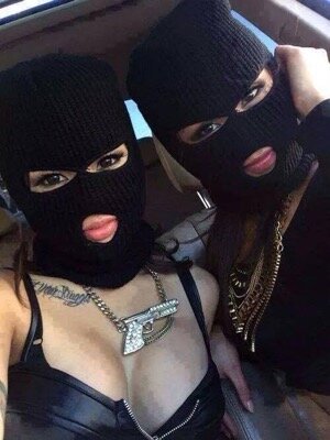 Disgusto e stupore: nella bacheca di Ianuale compare anche questa foto seguita dal commento «Con voi tutti i reati del mondo»