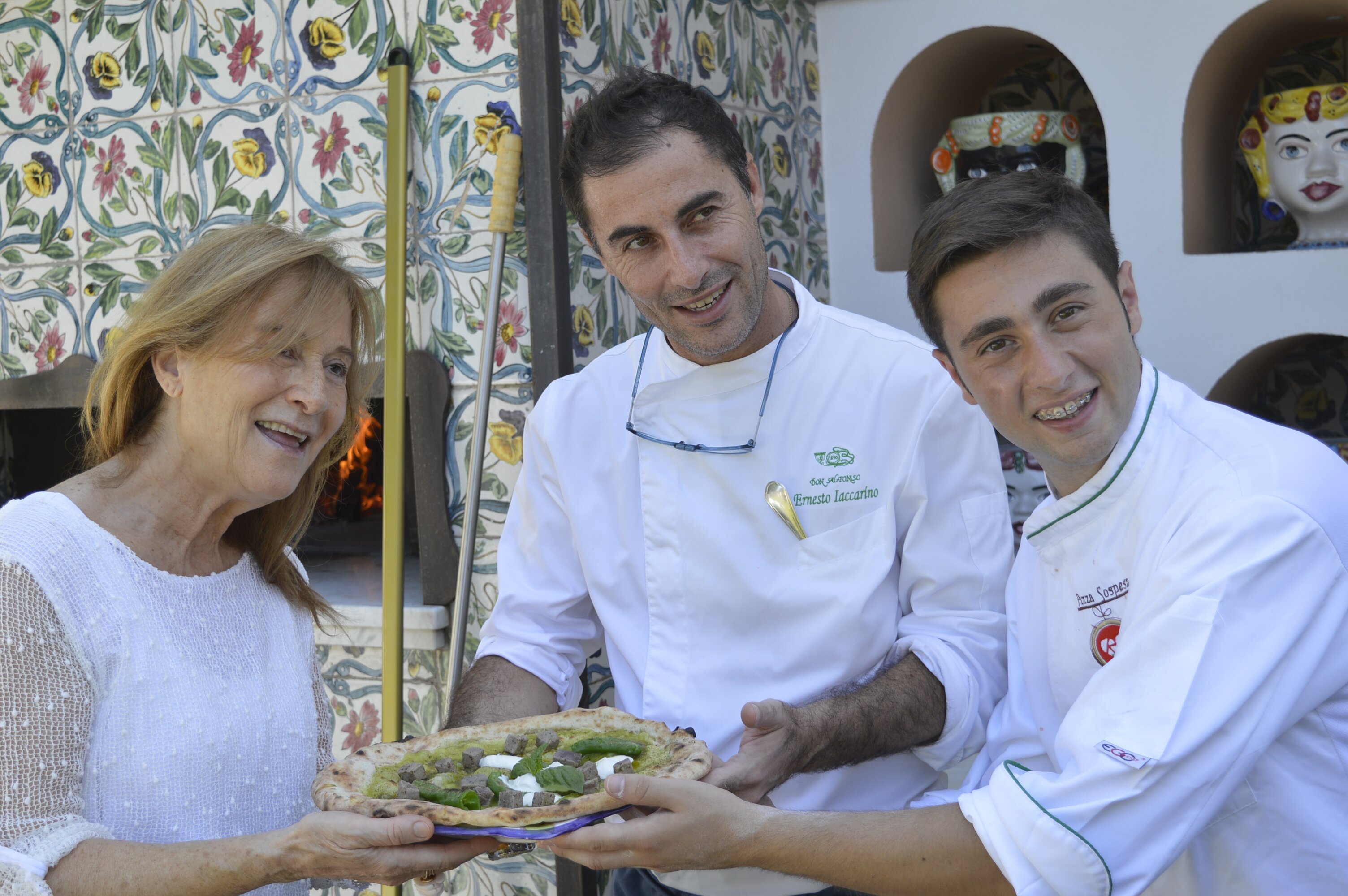 Ernesto Iaccarino tra la madre Livia e il pizzaiolo Ciro Oliva