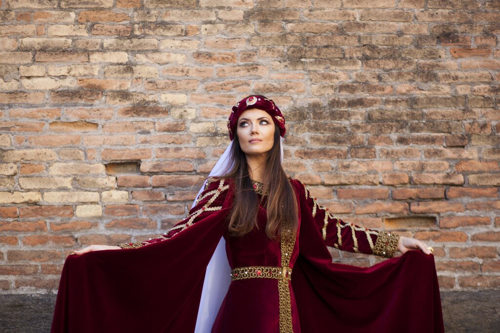 Ilenia Incoglia nelle vesti di "Madonna Aragonese"