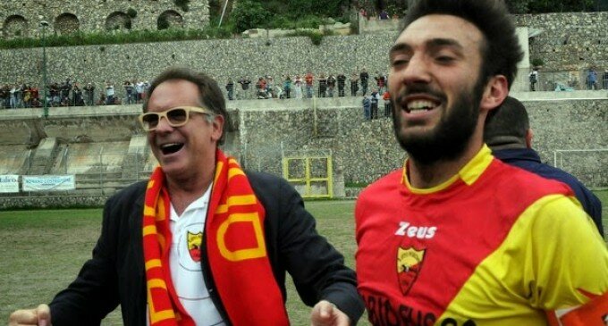 Il presidente Alessandro Cecchi Paone (a sinistra) con la sciarpa del suo San Vito Positano