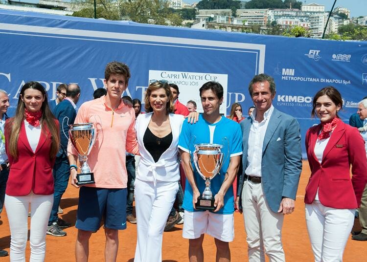 I finalisti dell’edizione 2015: lo spagnolo De La Nava e l’italiano Donati, con il presidente del Tennis Napoli Luca Serra e la madrina dell’evento Veronica Maya.