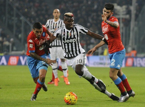 Pogba marcato da Allan e Hysaj. Dietro c'è il protagonista del match: Zaza è appena entrato in campo