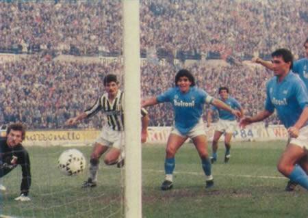 è il 1986, la stagione del primo scudetto: il Napoli vince con i gol di Ferrario, Giordano e Volpecina