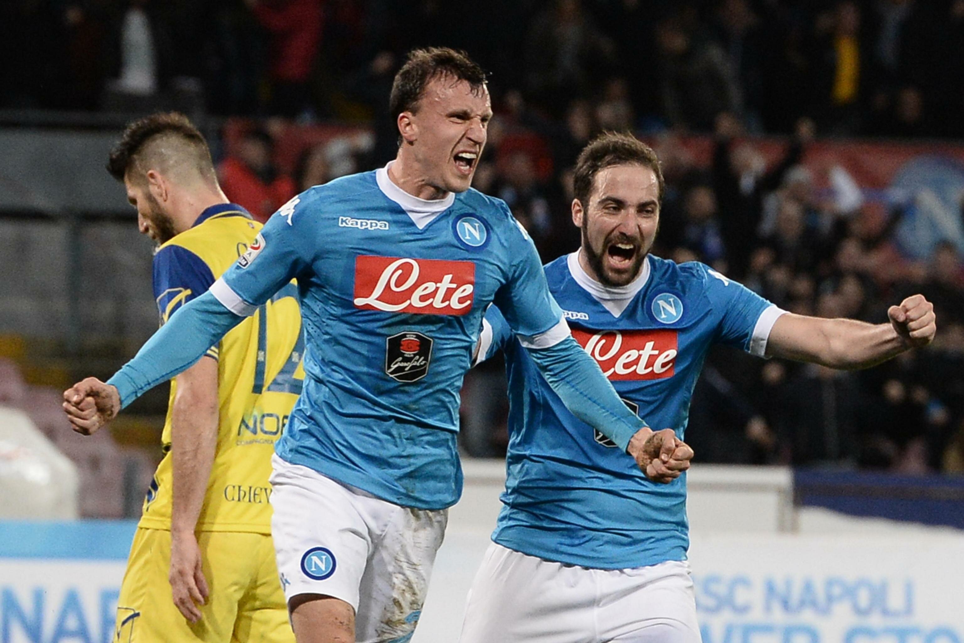 Dopo l'erroraccio iniziale, Chiriches si vendica con il gol del 2-1
